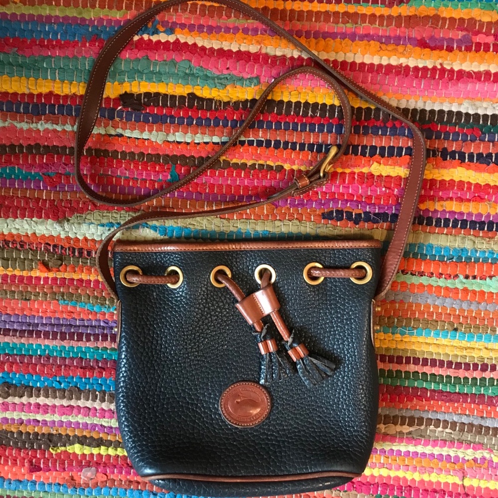 閭Dooney & Bourke Leather Cross-Body Purse